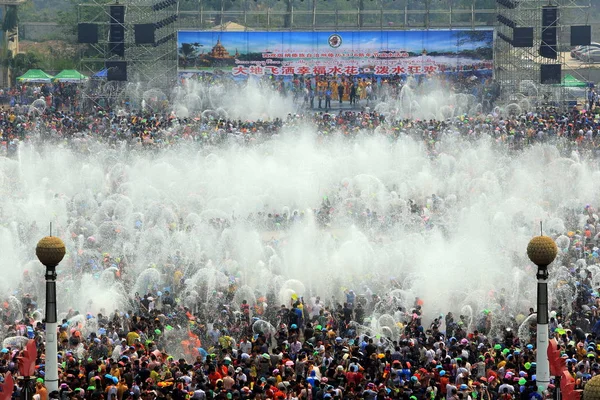 Толпы Местных Жителей Плескаются Водой Ознаменование Нового Года Этнического Меньшинства — стоковое фото