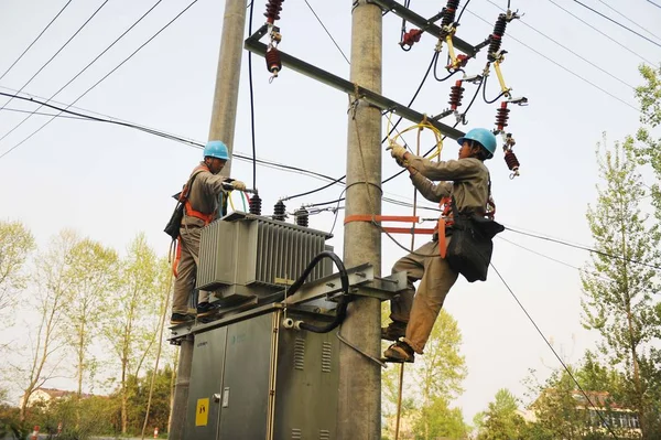 Eletricistas Chineses Verificam Linhas Alta Tensão Uma Aldeia Cidade Chuzhou — Fotografia de Stock