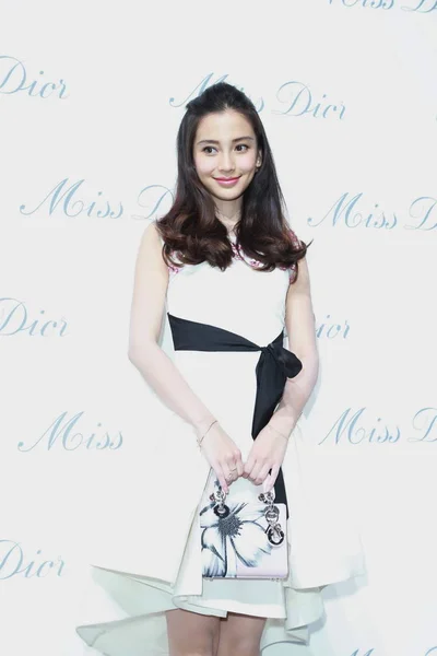 Гонконгская Модель Актриса Ангелаби Позирует Церемонии Открытия Выставки Miss Dior — стоковое фото