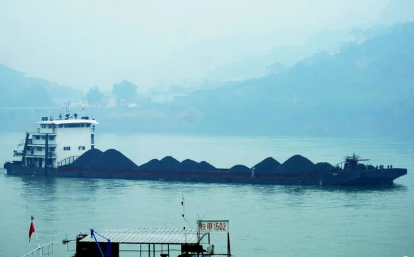 Carguero Transporta Carbón Por Río Yangtse Ciudad Yichang Provincia Central —  Fotos de Stock