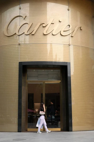 File Piéton Passe Devant Magasin Cartier Shanghai Chine Juillet 2014 — Photo