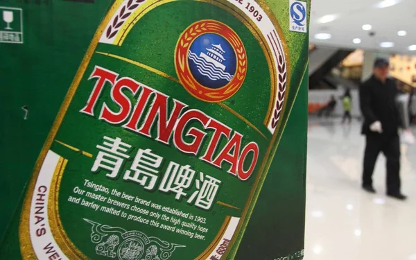 Een Klant Loopt Langs Een Advertentie Voor Tsingtao Bier Van — Stockfoto