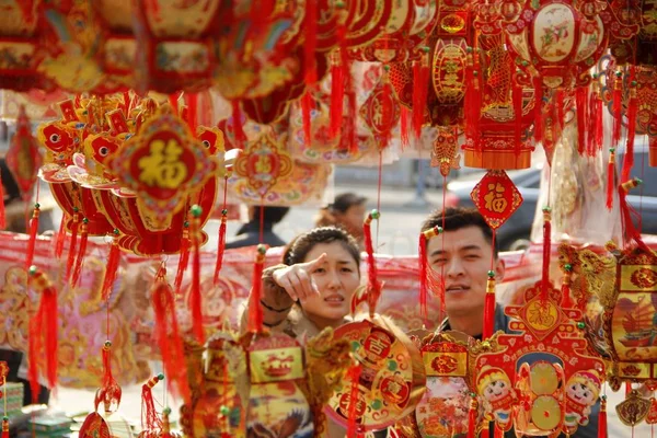 Clientes Chinos Compran Faroles Decorativos Rojos Para Próximo Año Nuevo — Foto de Stock