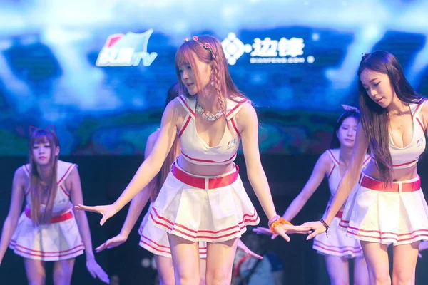 Čínské Showgirls Tančí Stánku Internetových Her Které Sdílejí Společnost Zhanqi — Stock fotografie