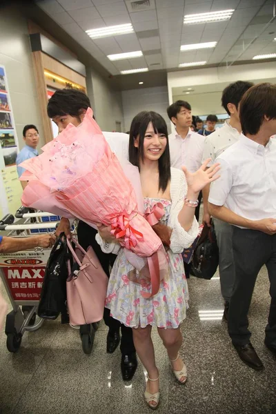 Estrella Porno Japonesa Uehara Saluda Sus Fans Medios Aeropuerto Taipei —  Fotos de Stock