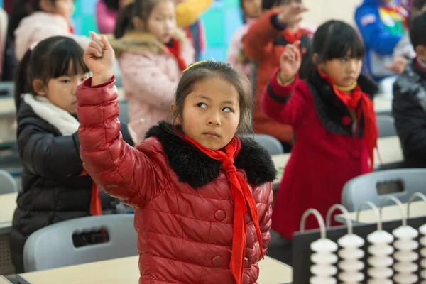 学生がさまざまな方向に自分の指を移動し 2015 東中国浙江省杭州市で小学校で目の練習を練習する指に従って その目をロールバック — ストック写真