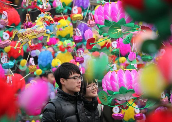 Mladí Lidé Shop Pro Svítilny Pro Nadcházející Lantern Festival Trhu — Stock fotografie