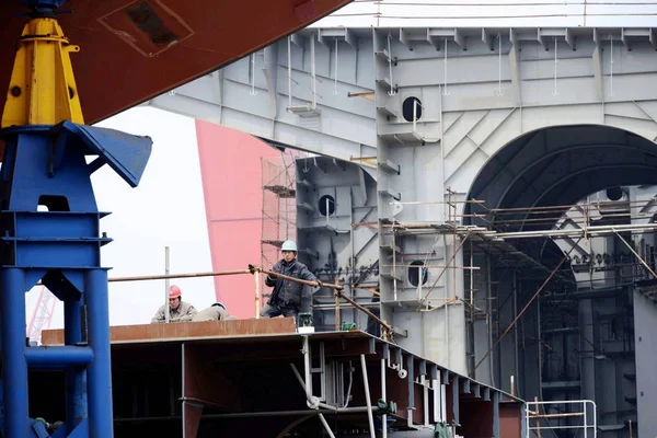 Chinese Workers Rest Part Ship Being Built Shipyard Qingdao Beihai — Stock Photo, Image