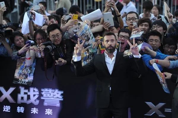 澳大利亚演员休 杰克曼2014年5月13日在中国北京为他的新片 未来的过去 出席首映式时 在影迷面前展示了和平标语 — 图库照片