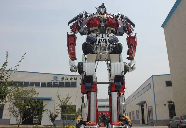 2014년 11일 후베이성 시옌시의 공업단지에 자동차 스크랩으로 거대한 옵티머스 프라임이 — 스톡 사진