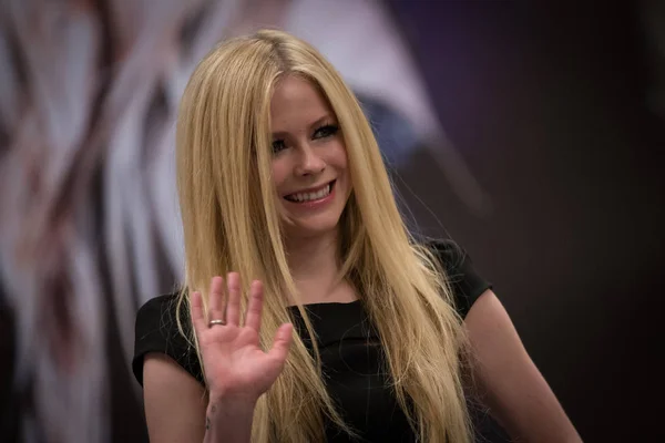 Kanadensiska Sångerskan Avril Lavigne Vågor Presskonferens För Hennes Kina Tour — Stockfoto