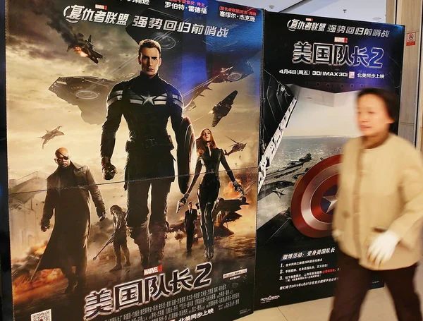 Empleado Chino Pasa Por Delante Los Carteles Película Capitán América — Foto de Stock
