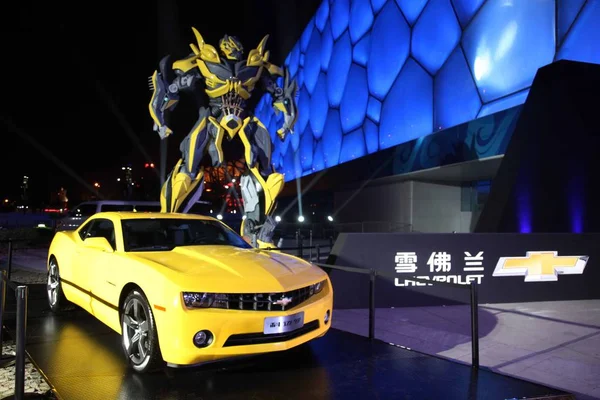 2014年4月19日 在中国北京举行的第十三届北京国际汽车展览会 又称2014年中国汽车展 开幕前一天 展出了通用汽车公司 的雪佛兰卡玛罗 展出了一款变压器模型 — 图库照片