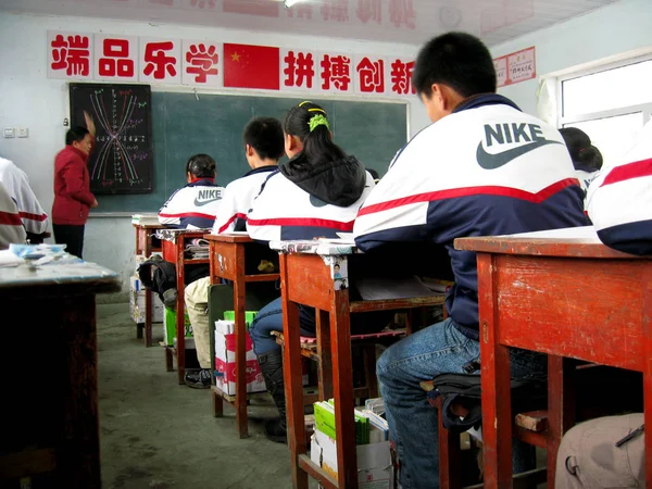 Китайські Студенти Відвідують Математичний Клас Про Квадратичні Функції Молодших Класах — стокове фото