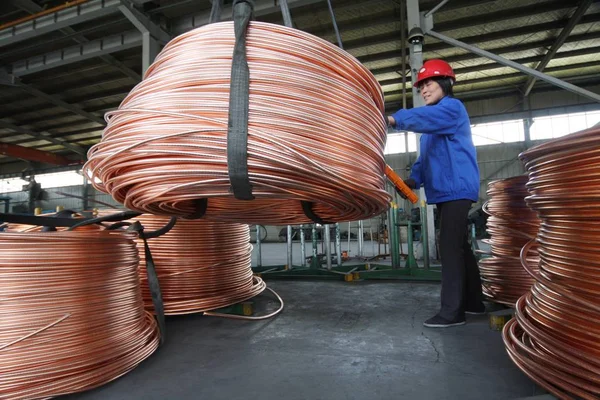 Chiński Pracownik Obsługuje Produkcję Rur Miedzianych Fabryce Mieście Nantong Wschodnia — Zdjęcie stockowe