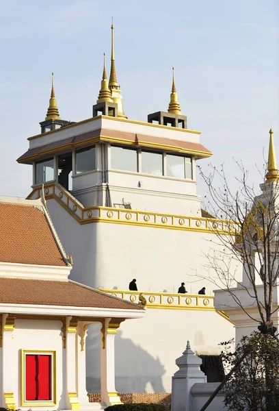 Vista Templo Budista Estilo Tailandés Dentro Del Área Del Templo —  Fotos de Stock