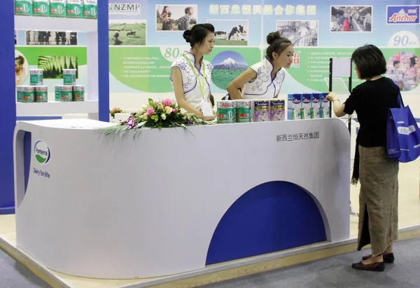 Funcionários Chineses Lidam Com Visitante Estande Fonterra Durante Uma Exposição — Fotografia de Stock