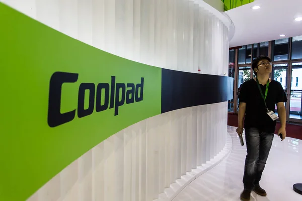 Funcionário Chinês Passa Pelo Stand Coolpad Durante Expo Comm China — Fotografia de Stock