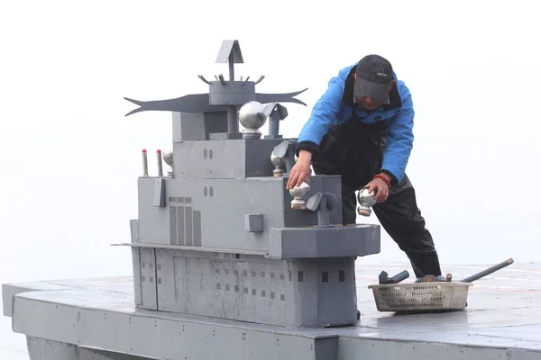 Letý Wen Yuzhu Instaluje Modely Radarů Které Vyrobil Mostě Svého — Stock fotografie
