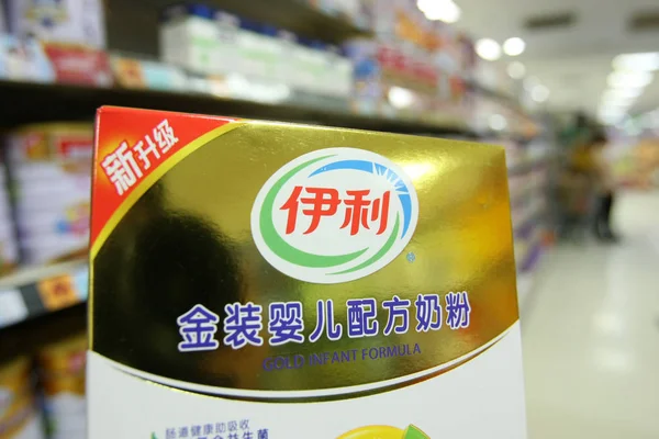 Negozi Clienti Una Scatola Alimenti Lattanti Oro Yili Supermercato Shanghai — Foto Stock