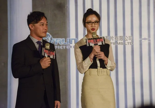 中国女演员唐伟 香港歌手和演员陈伊森出席他们的新片 生活设计 的新闻发布会 2014年4月28日 广东省南部广州市举行 — 图库照片