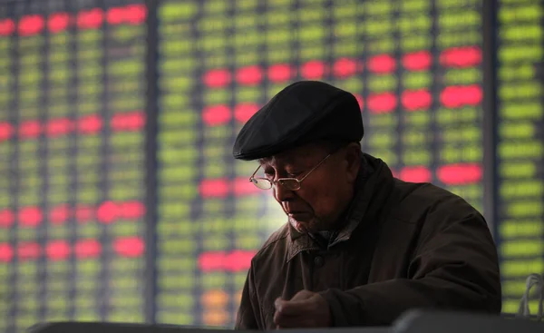 Китайський Інвестора Дивиться Цін Акцій Червоний Зростання Цін Зелений Падіння — стокове фото