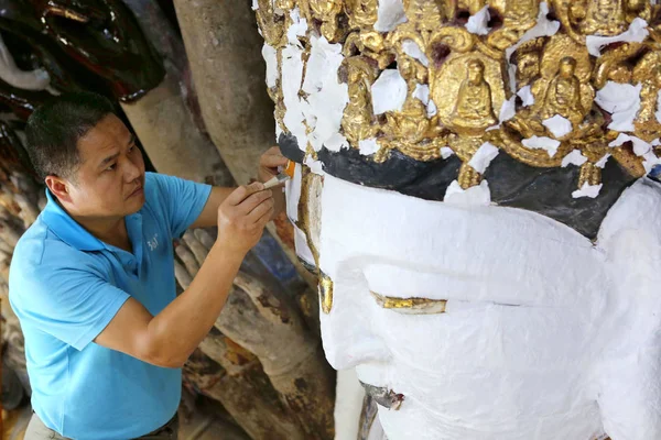 Čínský Pracovník Opravuje Tvář Sochy Dazu Tisíce Ruka Bodhisattva Známá — Stock fotografie