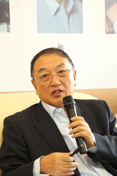 2014年3月4日 全球最大的电脑制造商联想 Lenovo 创始人刘传志在中国北京举行的新书新闻发布会上发表讲话 — 图库照片