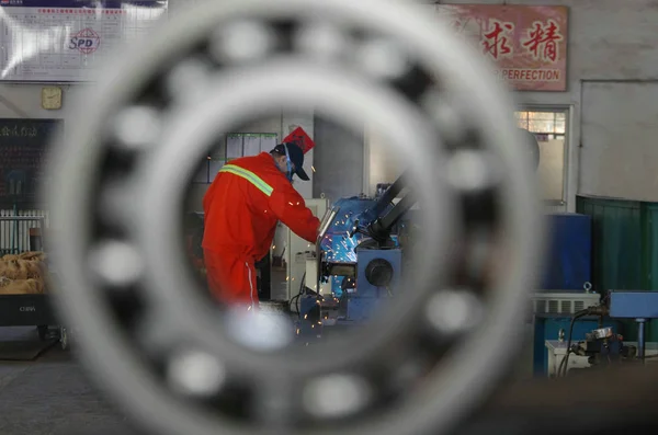 Ein Chinesischer Arbeiter Fertigt Stützrollen Von Gurtförderern Einer Fabrik Der — Stockfoto