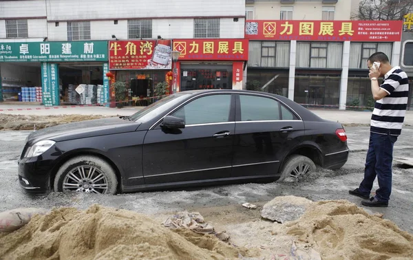 Mașină Mercedes Benz Este Blocată Cimentul Solidificat Drum Beton Nou — Fotografie, imagine de stoc