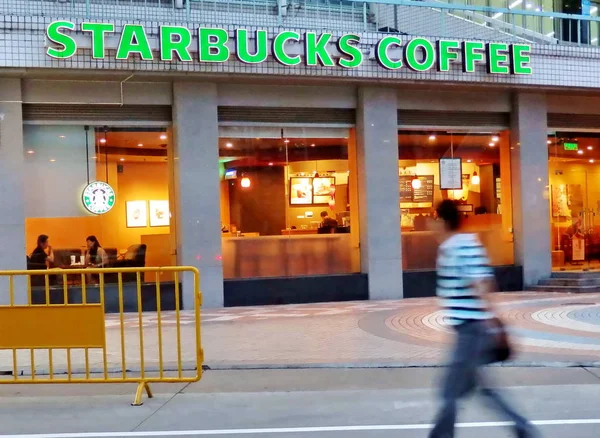 Gyalogos Elsétál Egy Starbucks Coffee Cafe Sanghajban Kína Szeptember 2011 — Stock Fotó