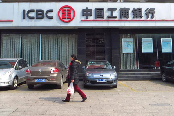 Пішохідний Прогулянки Повз Філію Icbc Промисловий Комерційний Банк Китаю Ічан — стокове фото