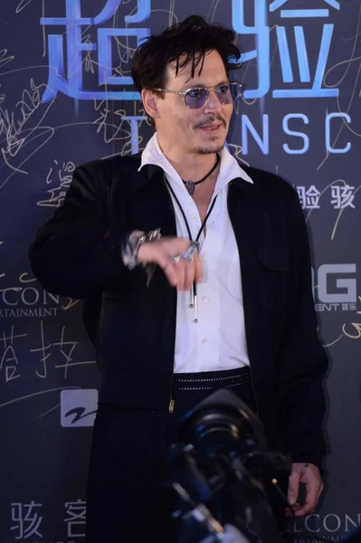 Americký Herec Johnny Depp Představuje Červeném Koberci Jak Dorazí Premiéru — Stock fotografie