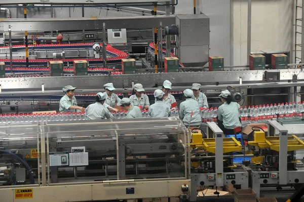 Trabajadores Migrantes Chinos Trabajan Una Línea Montaje Una Planta Nongfu —  Fotos de Stock