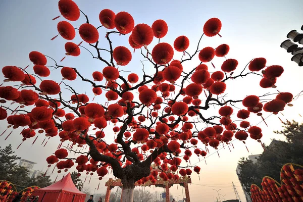 Decorazioni Forma Lanterna Rossa Pendono Albero Vista Una Fiera Del — Foto Stock