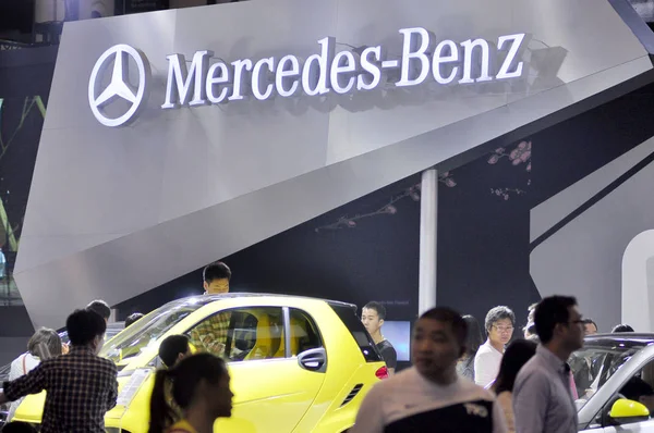 Folk Besöker Mercedes Benz Monter Bilutställning Nanjing City East Chinas — Stockfoto