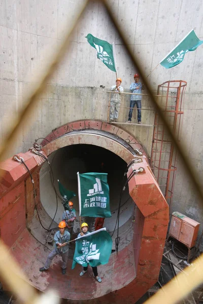 Los Trabajadores Ondean Banderas Mientras Logran Colocar Una Tubería Aguas —  Fotos de Stock