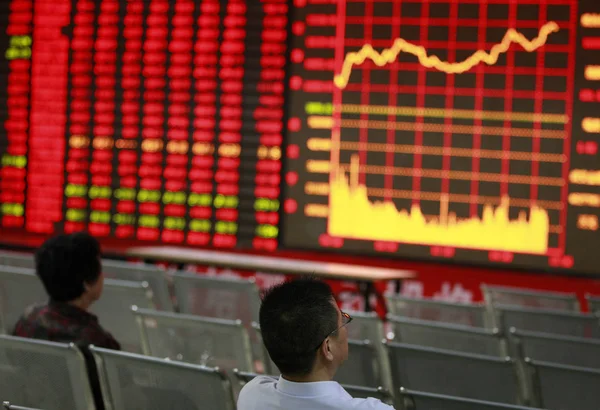 Investor Cina Melihat Harga Saham Merah Untuk Kenaikan Harga Dan — Stok Foto