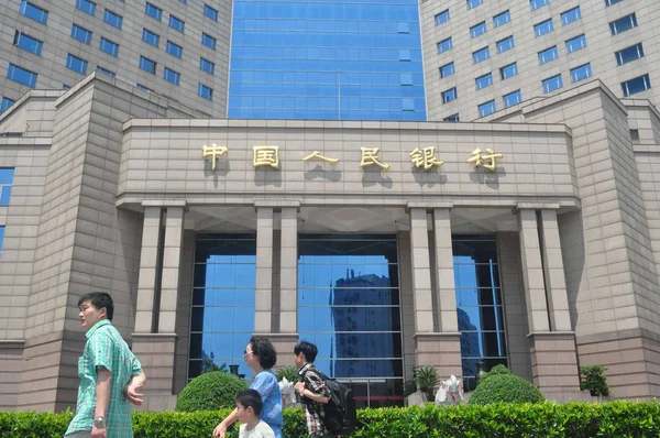 Des Piétons Passent Devant Une Succursale Banque Populaire Chine Pboc — Photo