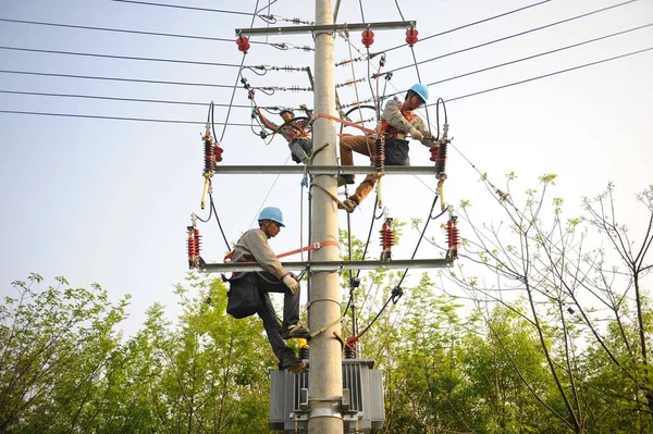 Eletricistas Chineses Verificam Linhas Alta Tensão Uma Aldeia Cidade Chuzhou — Fotografia de Stock