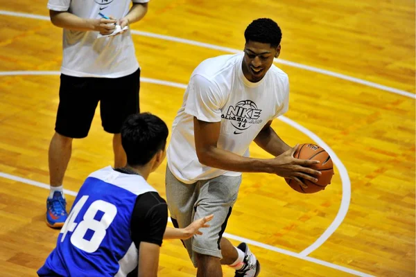 Ein Trainee Fordert Die Amerikanische Basketballerin Anthony Davis Rechts Während — Stockfoto