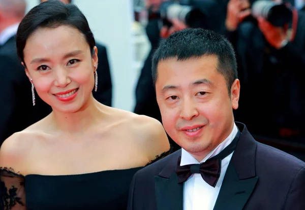 中国导演贾樟柯 和韩国女星 Jeon Yeon 在2014年5月14日法国戛纳第67届戛纳电影节开幕式上摆姿势 — 图库照片