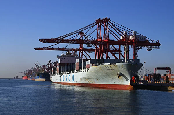 Container Ship Cosco Docks Port Rizhao Rizhao City East Chinas — Stock Photo, Image