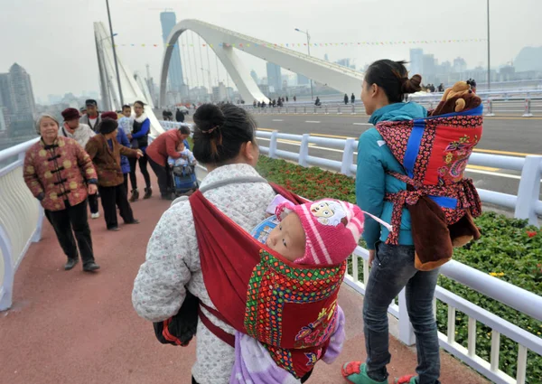 Los Peatones Caminan Por Recién Construido Puente Guangya Liuzhou Región — Foto de Stock