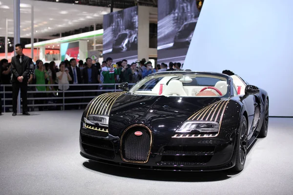 Visitors Look Bugatti Vitesse Legend Black Bess Its World Premiere — Stock Photo, Image