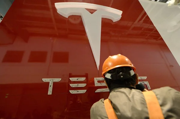 Ein Chinesischer Arbeiter Installiert Ein Schild Von Tesla Einen Tag — Stockfoto