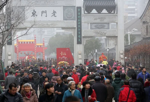 Turisták Tömeg Ősi Kultúra Utca Alatt Kínai Újév Ünnep Vagy — Stock Fotó
