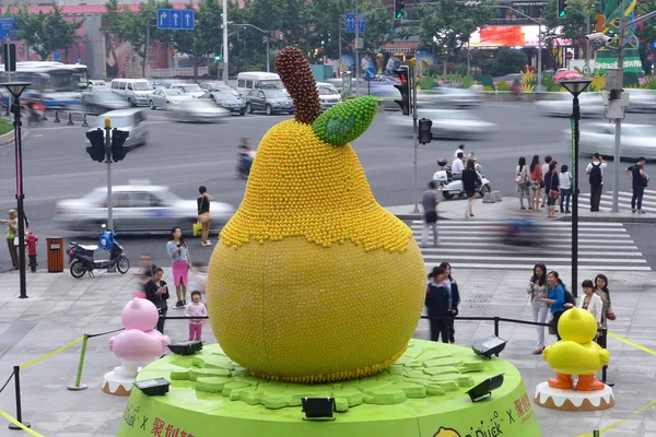 2014年6月3日 在中国上海大门户广场前 人们看着巨大的梨子 上面镶嵌着15000多只橡皮鸭 其中近一半被偷了 — 图库照片