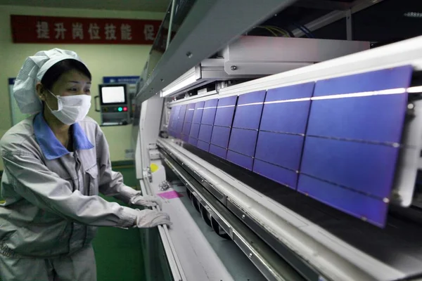 Eine Chinesische Arbeiterin Überwacht Die Produktion Von Photovoltaikzellen Für Sonnenkollektoren — Stockfoto
