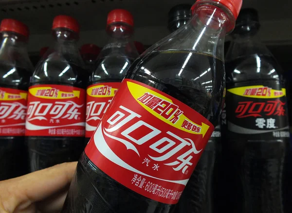 Seorang Pelanggan Membeli Sebotol Coca Cola Supermarket Kota Yichang Tengah — Stok Foto